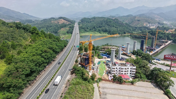 黄百铁路广西段首个连续梁开始浇筑